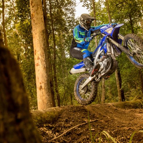 2021-Yamaha-WR450F-EU-Icon_Blue_-Action-004-03