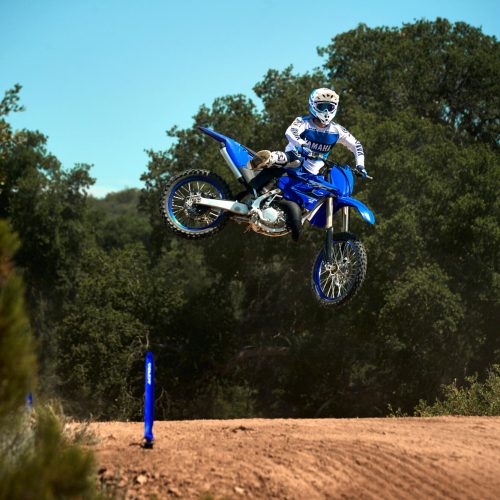 2021-Yamaha-YZ125LC-EU-Icon_Blue-Action-001-03