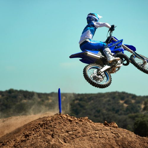 2021-Yamaha-YZ125LC-EU-Icon_Blue-Action-003-03