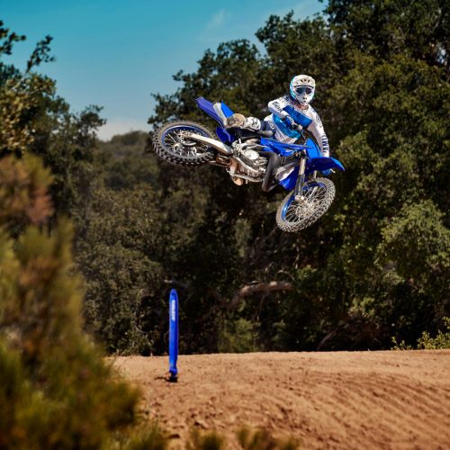 2021-Yamaha-YZ250LC-EU-Icon_Blue-Action-002-03