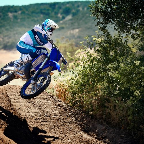 2021-Yamaha-YZ250LC-EU-Icon_Blue-Action-006-03