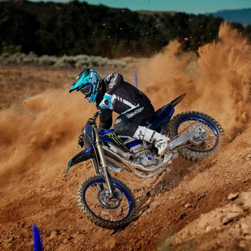 2021-Yamaha-YZ450FSV-EU-Monster_Black_-Action-001-03