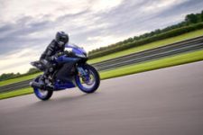 2022-Yamaha-YZF-R125-EU-Icon_Blue-Action-001-03_Thumbnail