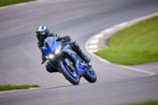 2022-Yamaha-YZF-R125-EU-Icon_Blue-Action-002-03_Thumbnail