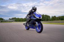 2022-Yamaha-YZF-R125-EU-Icon_Blue-Action-005-03_Thumbnail