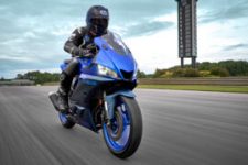 2022-Yamaha-YZF-R320-EU-Icon_Blue-Action-001-03_Thumbnail