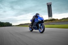 2022-Yamaha-YZF-R320-EU-Icon_Blue-Action-003-03_Thumbnail