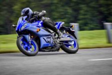 2022-Yamaha-YZF-R320-EU-Icon_Blue-Action-009-03_Thumbnail
