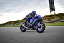 2022-Yamaha-YZF1000R1-EU-Icon_Blue-Action-001-03_Thumbnail