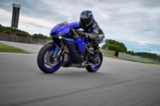 2022-Yamaha-YZF1000R1-EU-Icon_Blue-Action-004-03_Thumbnail
