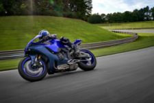 2022-Yamaha-YZF1000R1-EU-Icon_Blue-Action-006-03_Thumbnail