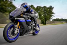 2022-Yamaha-YZF1000R1SPL-EU-Icon_Performance-Action-004-03_Thumbnail
