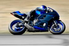 2022-Yamaha-YZF700R7-EU-Icon_Blue_-Action-009-03_Thumbnail