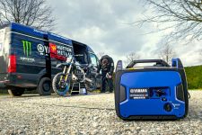 2020-Yamaha-EF2200IS-EU-Blue-Action-001-03
