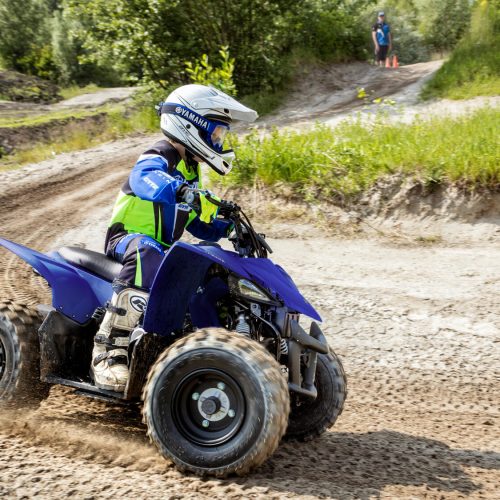 2022-Yamaha-YFZ50-22-EU-Racing_Blue-Action-001-03