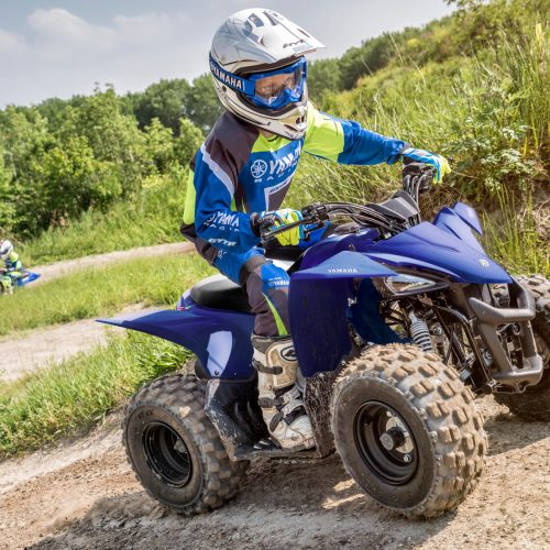 2022-Yamaha-YFZ50-22-EU-Racing_Blue-Action-002-03