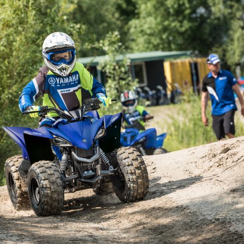 2022-Yamaha-YFZ50-22-EU-Racing_Blue-Action-003-03