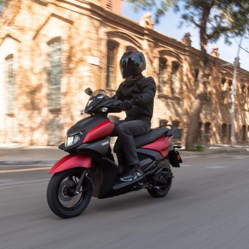 2024 Yamaha LCG125 EU Anodized Red Action 004 03