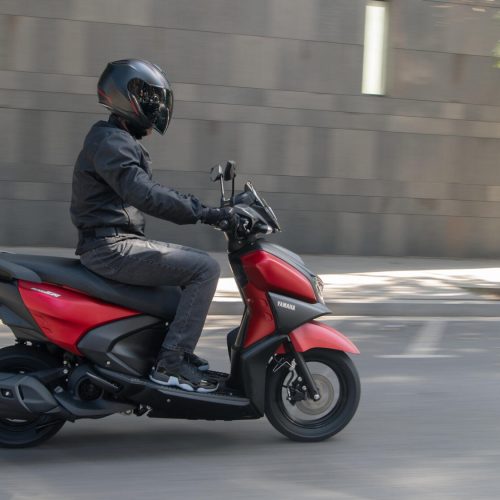 2024 Yamaha LCG125 EU Anodized Red Action 008 03