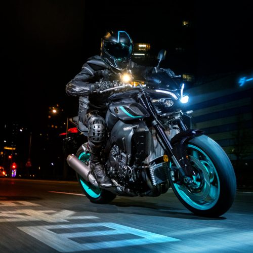 2024-Yamaha-MT10-EU-Midnight_Cyan-Action-003-03