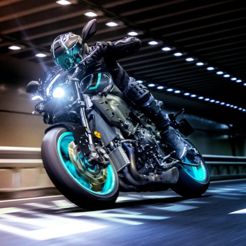 2024-Yamaha-MT10-EU-Midnight_Cyan-Action-004-03