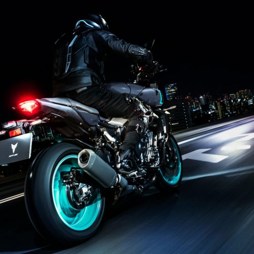 2024-Yamaha-MT10-EU-Midnight_Cyan-Action-005-03