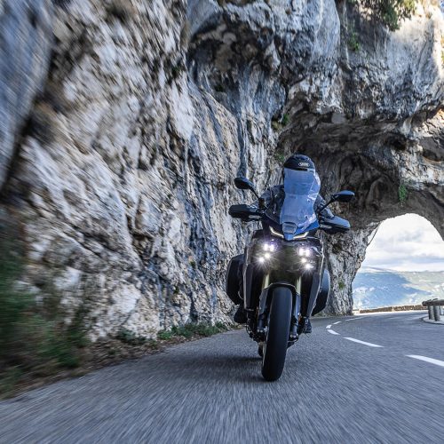 2025 Yamaha MT09ATRDXCS EU Cobalt Blue Action 009 03
