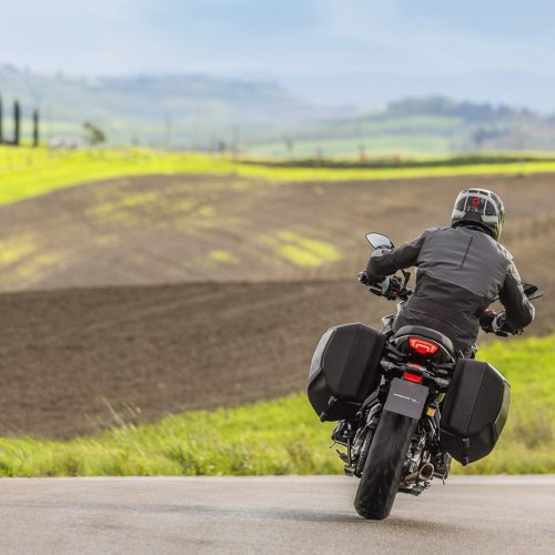 2025-Yamaha-MT07TRGT-EU-Icon_Performance-Action-006-03