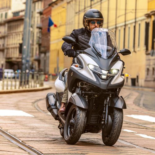 2025-Yamaha-LMW300YM-EU-Milky_White-Action-003-03