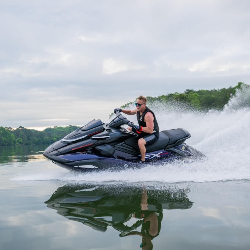 2026-Yamaha-FXSVHO-EU-Nightshade-Action-001-03