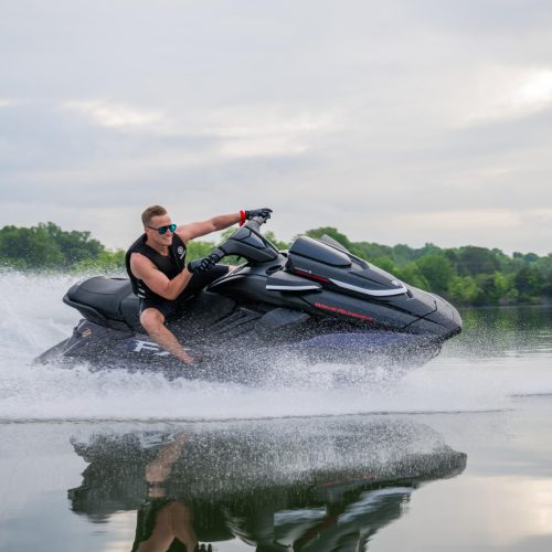 2026-Yamaha-FXSVHO-EU-Nightshade-Action-002-03