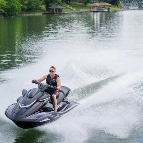 2026-Yamaha-FXSVHO-EU-Nightshade-Action-006-03