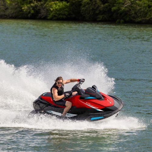 2026-Yamaha-VXDELUXE-EU-Black___Torch_Red-Action-001-03