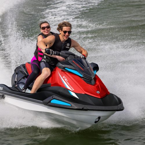 2026-Yamaha-VXDELUXE-EU-Black___Torch_Red-Action-003-03