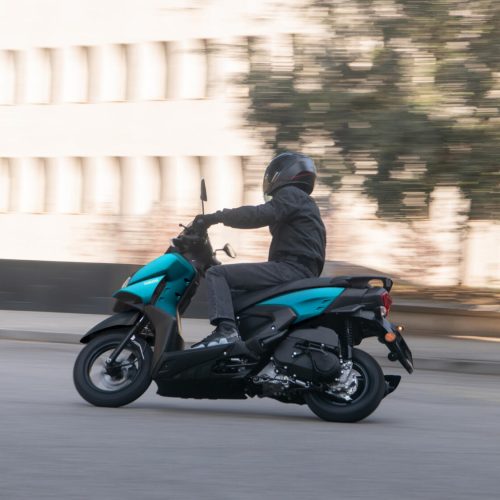 2025-Yamaha-LCG125-EU-Matt_Cyan-Action-004-03