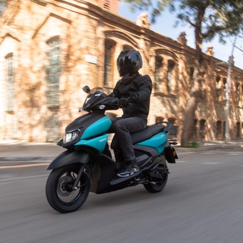 2025-Yamaha-LCG125-EU-Matt_Cyan-Action-007-03