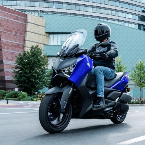 2026-Yamaha-XMAX300A-EU-Icon_Blue-Action-001-03