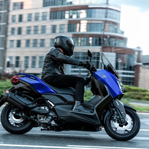2026-Yamaha-XMAX300A-EU-Icon_Blue-Action-002-03