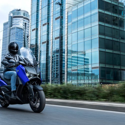 2026-Yamaha-XMAX300A-EU-Icon_Blue-Action-003-03