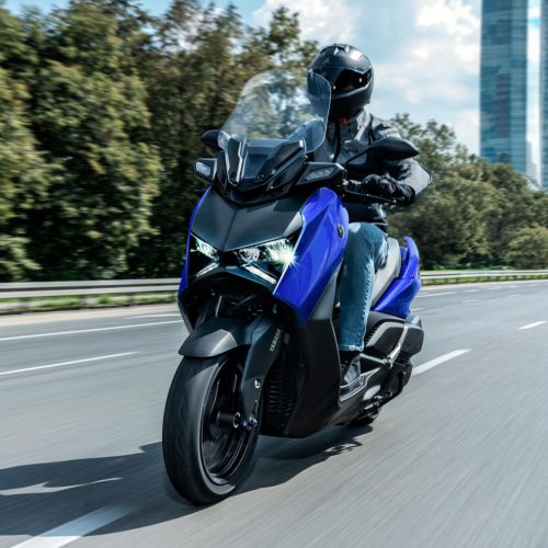 2026-Yamaha-XMAX300A-EU-Icon_Blue-Action-006-03