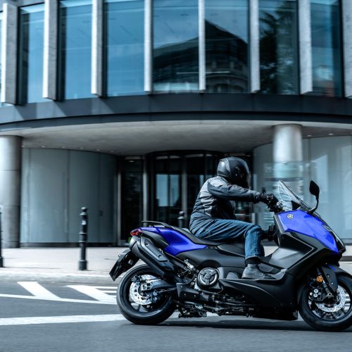 2026-Yamaha-XP500A-EU-Icon_Blue-Action-005-03