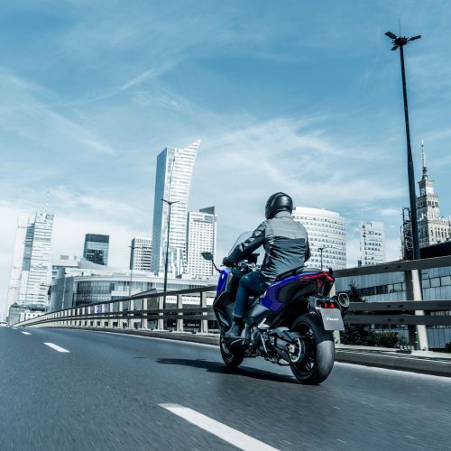 2026-Yamaha-XP500A-EU-Icon_Blue-Action-008-03