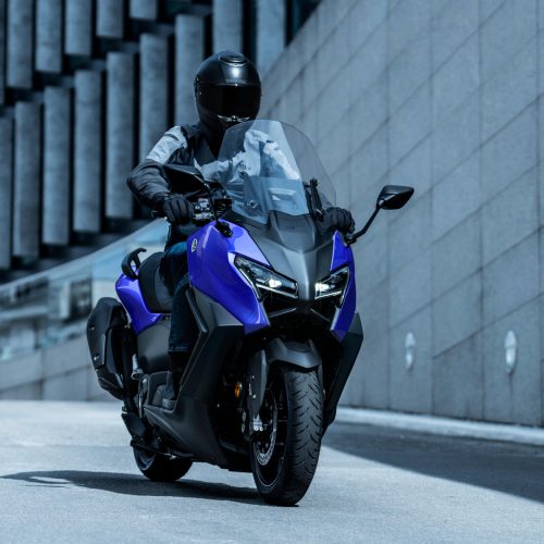 2026-Yamaha-XP500A-EU-Icon_Blue-Action-012-03