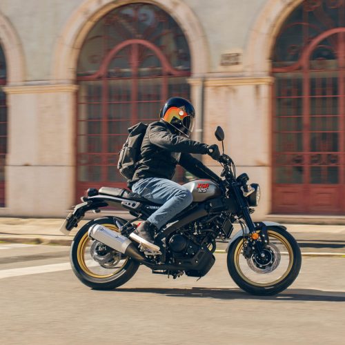 2026-Yamaha-XS125SV-EU-Legend_Silver-Action-003-03