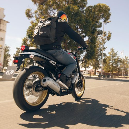 2026-Yamaha-XS125SV-EU-Legend_Silver-Action-005-03