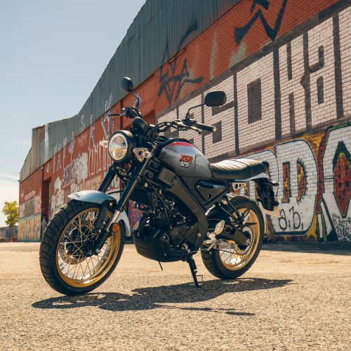 2026-Yamaha-XS125SV-EU-Legend_Silver-Static-002-03