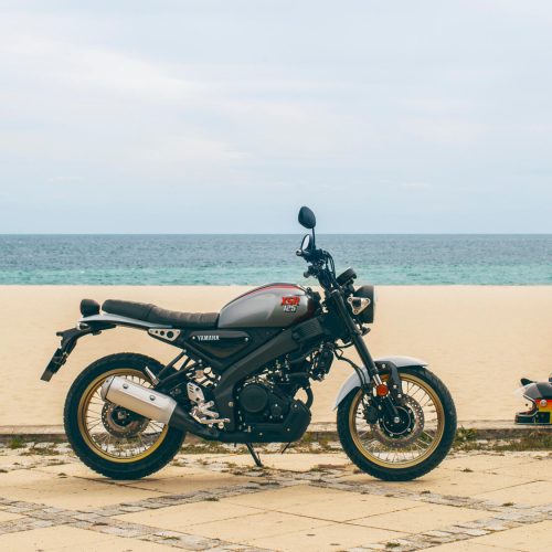 2026-Yamaha-XS125SV-EU-Legend_Silver-Static-003-03