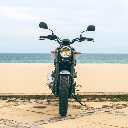 2026-Yamaha-XS125SV-EU-Legend_Silver-Static-005-03