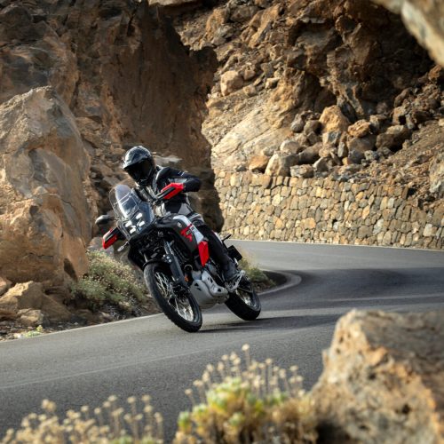 2026-Yamaha-XTZ700D-EU-Redline_White-Action-002-03