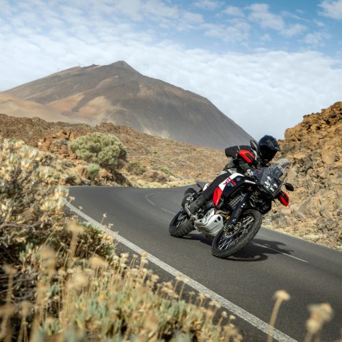 2026-Yamaha-XTZ700D-EU-Redline_White-Action-004-03